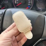 ⁦حامل نظارات شمسية عالمي للسيارة، مشبك جلدي مغناطيسي، حامل بطاقات وتذاكر، واقي شمس للسيارة، ملحقات تزيين علبة النظارات⁩ - الصورة ⁦7⁩